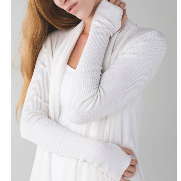 Lululemon Universal Wrap in Heathered White - Picture 3 of 10